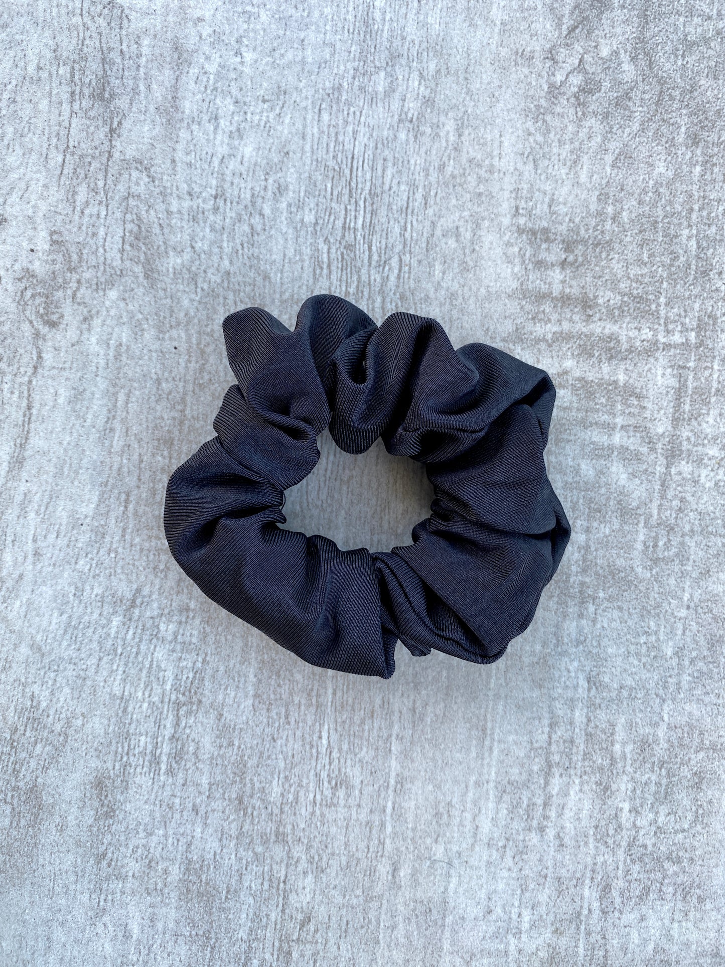 SOS Scrunchie – 2-in-1 Haargummi mit integrierter Getränkeabdeckung